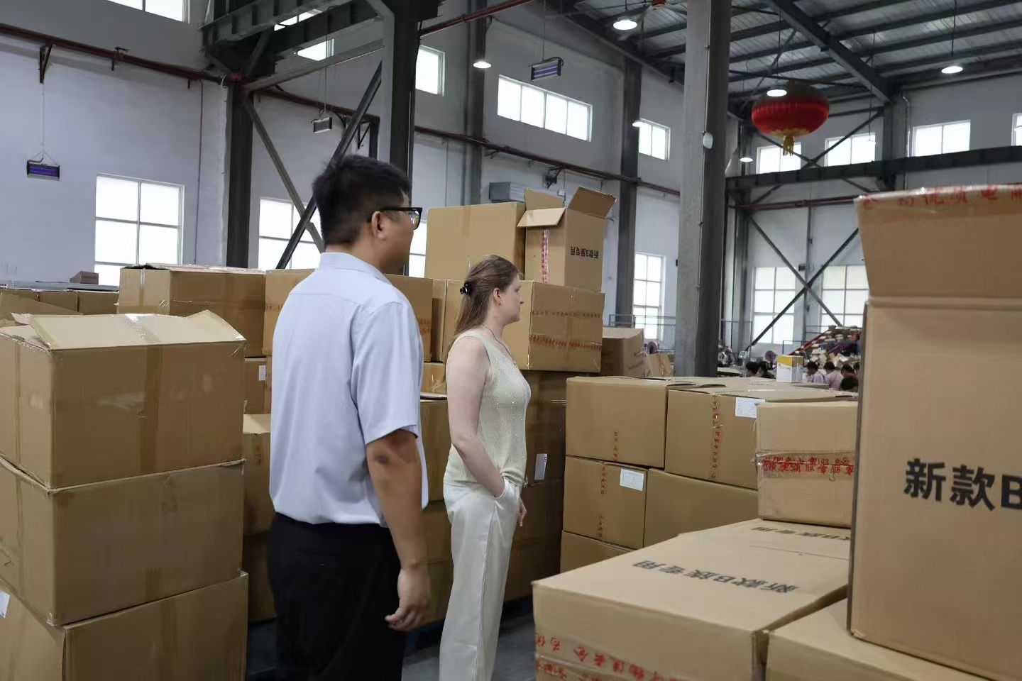 Client reviewing finished goods ready for export at Zuoning warehouse